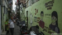 Tak hanya di jalanan protokol. Gang-gang sempit di permukiman padat penduduk juga tak ketinggalan. Bak kedatangan tamu penting, Jakarta terus berdandan menyambut beragam agenda penting mulai dari Asean Games 2018, Pemilu 2019, Jakarta Hajatan, U20 Indonesia dan berbagai kegiatan lainnya. Kebijakan merias kota ini diimplementasikan dengan mengecat tembok-tembok kosong layaknya galeri seni.