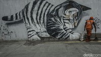 Warna-warni mural bergambar hewan juga turut terlihat di sejumlah titik, bahkan mural tersebut terlihat seperti 3D. Selain itu ada pula mural kapal pinisi yang berdekatan langsung dengan laut Jakarta. 