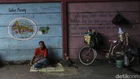 Pemprov DKI Jakarta melalui Dinas Pendidikan turut memberikan edukasi melalui mural di Jatinegara, Jakarta Timur. Tembok-tembok di lokasi itu digambarkan dengan beragam edukasi budaya Jakarta mulai dari kendaraan jadul, tarian, hingga makanan yang jarang ditemukan di Jakarta.