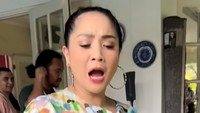 Namun karena direkam suaminya, Raffi Ahmad, Nagita Slavina grogi. Foto: Instagram Nagita Slavina