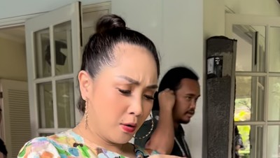Nagita Slavina Main Lato-lato, Cincin Berliannya Bikin Salah Fokus