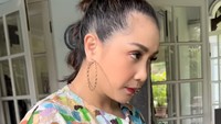 Nagita Slavina ikut tren bermain lato-lato. Foto: Instagram Nagita Slavina