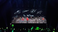 Penggemar menunjukkan antusias mereka dengan mengenakan baju berwarna hijau. Foto: (dok. SM Entertainment)