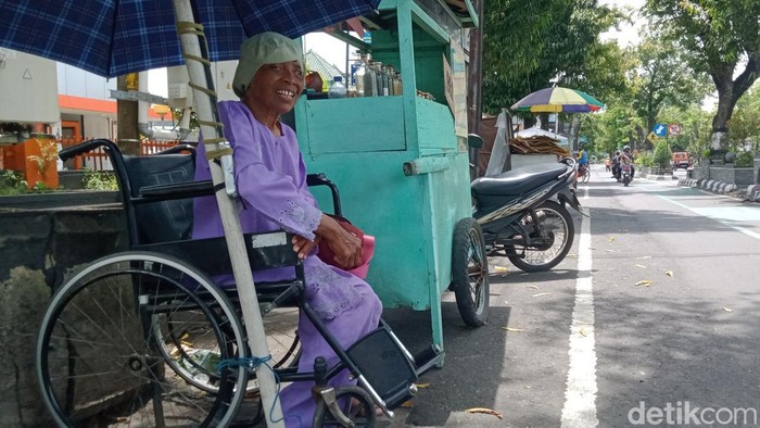 Sri Murwanti nenek disabilitas di klaten yang berjualan BBM demi menyambung hidup.