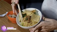 Direkomendasikan Bakmi DKI, Nikita langsung semangat mencicipi mie yamien pedas di sini.