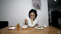 Pulang dari rutan, Nikita langsung menumpas kangen dengan makan mie ayam favoritnya. Mie Ayam Sunja masih jadi pilihan sahabat Fitri Salhuteru ini.