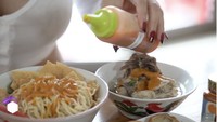 Nikita suka menambahkan banyak sambal untuk mie ayamnya. Ia juga memesan tulang ayam di Mie Koga sebagai pelengkap.