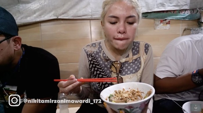 Nikmat Banget! Ini 10 Momen Nikita Mirzani Santap Mie Ayam Favorit