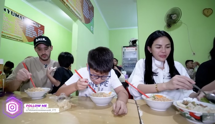 Nikmat Banget Ini 10 Momen Nikita Mirzani Jajan Mie Ayam Favorit