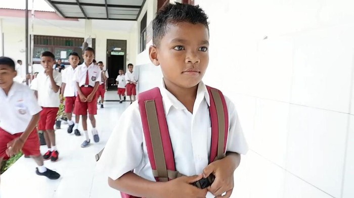 Nono Juara Matematika Dunia Caesar Archangels Hendrik Meo Tnunay akrab disapa Nono saat menuju ruang kelasnya, SDI Buraen 2, Amarasi Selatan, Kupang, NTT, Kamis (19/1/2023).