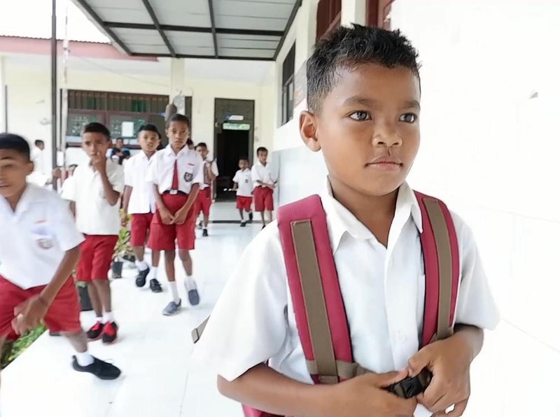 Caesar Archangels Hendrik Meo Tnunay akrab disapa Nono saat menuju ruang kelasnya, SDI Buraen 2, Amarasi Selatan, Kupang, NTT, Kamis (19/1/2023).