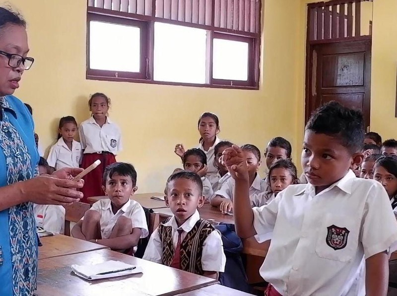 Nono saat dites oleh wali kelasnya dengan sejumlah soal matematika seperti perkalian, penambahan, pengurangan, hingga pembagian, Kamis (19/1/2023).