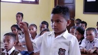 Nono saat dites oleh wali kelasnya dengan sejumlah soal matematika seperti perkalian, penambahan, pengurangan, hingga pembagian, Kamis (19/1/2023). Jari Nono membantu ia menjawab pertanyaan matematika itu.