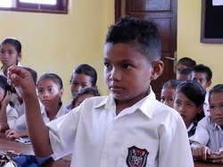 Nono saat dites oleh wali kelasnya dengan sejumlah soal matematika seperti perkalian, penambahan, pengurangan, hingga pembagian, Kamis (19/1/2023). Jari Nono membantu ia menjawab pertanyaan matematika itu.