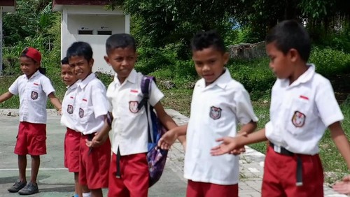 Nono saat berada di lapangan bersama teman-temannya di Sekolah Dasar Inpres 2, Amarasi Selatan, Kupang, Nusa Tenggara Timur, Kamis (19/1/2023).