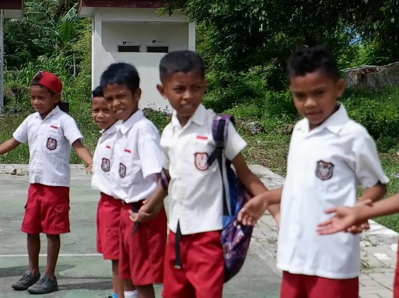 Nono saat berada di lapangan bersama teman-temannya di Sekolah Dasar Inpres 2, Amarasi Selatan, Kupang, Nusa Tenggara Timur, Kamis (19/1/2023).