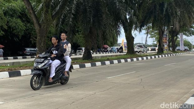 Pantauan di Jalan Boulevard GDC, Depok Jumat (20/1) terdapat sejumlah retakan.