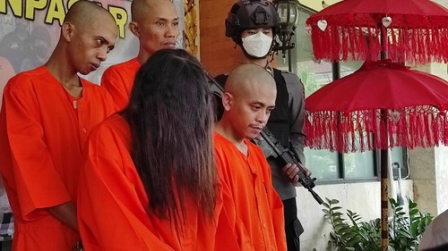 Polresta Denpasar menangkap pasutri asal Jawa Barat atas dugaan pengedar narkoba. Keduanya ditangkap bersama barang bukti nyaris 1 kg sabu-sabu.