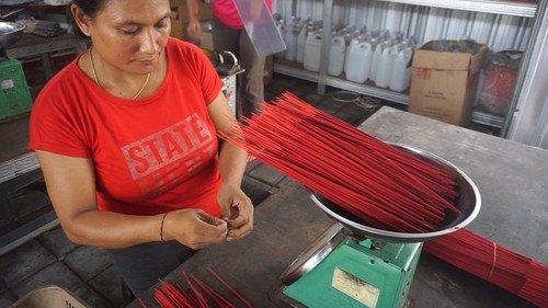 Pekerja pabrik dupa merah di Desa Munggu, Badung, Bali, mengerjakan pesanan dupa untuk Imlek.