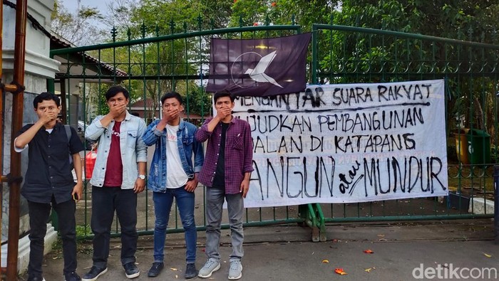 Pemuda protes jalan rusak di Lebak (Fathul Rizkoh/detikcom)