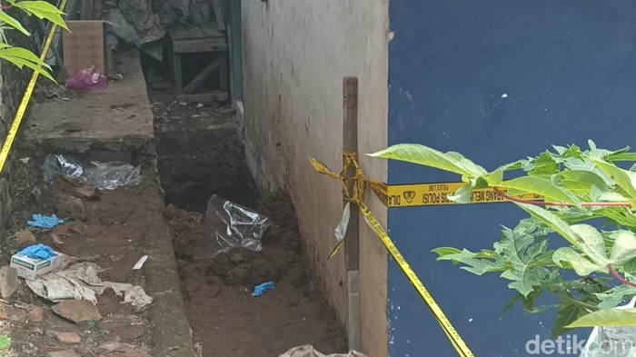 Penampakan lubang tempat Wiwin dan Noneng dikubur di Ciranjang, Cianjur Penampakan lubang tempat Wiwin dan Noneng dikubur di Ciranjang, Cianjur