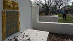 Penuh Toleransi, Warga Bersihkan Komplek Makam China Jelang Imlek