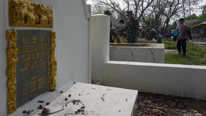 Penuh Toleransi, Warga Bersihkan Komplek Makam China Jelang Imlek Sejumlah anggota TNI 0736/Batang bersama anggota polri, dan berbagai organisasi masyarakat bergotong royong membersihkan rumput liar di komplek pemakaman Cina, Karangasem Utara, Kabupaten Batang, Jawa Tengah, Jumat (20/1/2023). Aksi gotong royong antar instansi dan organisasi masyarakat dalam membersihkan rumput liar komplek makam leluhur warga Tionghoa itu sebagai wujud guyub rukun antar umat beragama dalam kehidupan bermasyarakat. ANTARA FOTO/Harviyan Perdana Putra/foc.