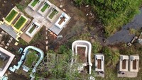 Upah melukis tergantung tingkat kesulitan serta besar kecilnya makam.