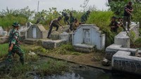 Sejumlah anggota TNI 0736/Batang bersama anggota polri, dan berbagai organisasi masyarakat bergotong royong membersihkan rumput liar di komplek pemakaman Cina, Karangasem Utara, Kabupaten Batang, Jawa Tengah, Jumat (20/1/2023).