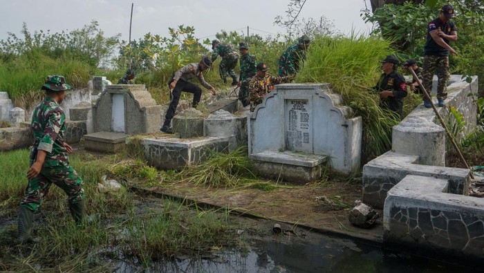 Penuh Toleransi, Warga Bersihkan Komplek Makam China Jelang Imlek Sejumlah anggota TNI 0736/Batang bersama anggota polri, dan berbagai organisasi masyarakat bergotong royong membersihkan rumput liar di komplek pemakaman Cina, Karangasem Utara, Kabupaten Batang, Jawa Tengah, Jumat (20/1/2023). Aksi gotong royong antar instansi dan organisasi masyarakat dalam membersihkan rumput liar komplek makam leluhur warga Tionghoa itu sebagai wujud guyub rukun antar umat beragama dalam kehidupan bermasyarakat. ANTARA FOTO/Harviyan Perdana Putra/foc.