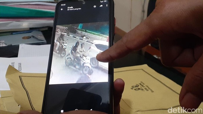 Guru SMKN 5 Semarang menunjukkan potongan CCTV diduga penyerang siswa, Jumat (20/1/2023).