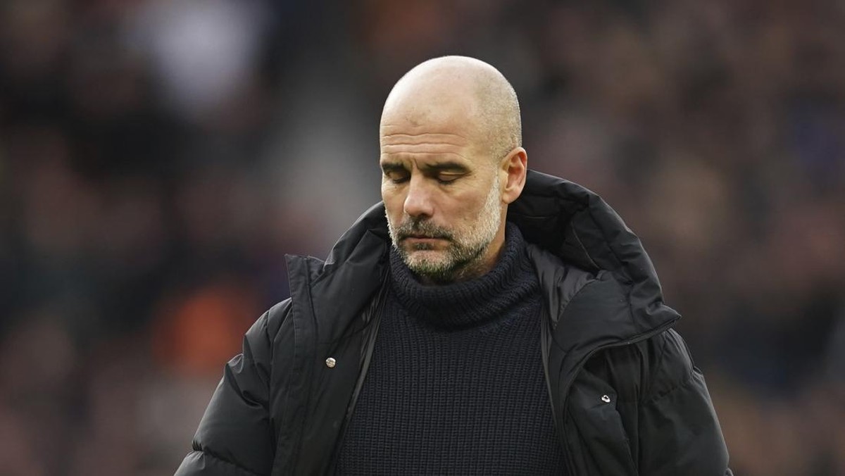 Pep Guardiola tak mau membahas transfer Chelsea. (Foto: AP/Dave Thompson)