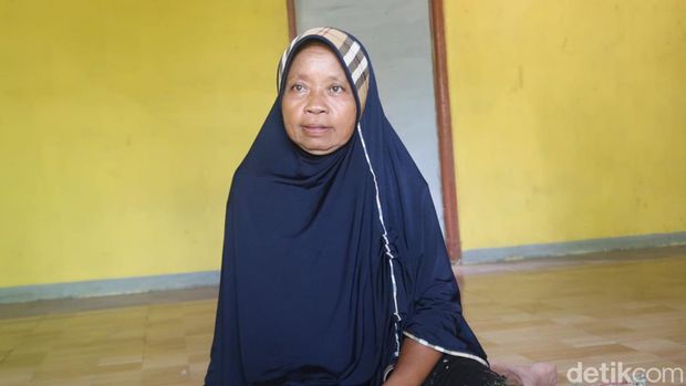 Tugiyah (39) pemilik rumah yang perabotannya terbakar misterius di Gunungkidul.