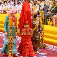 Saat menjalani rangkaian pernikahannya di Istana Nurul Iman, Putri Azemah tampil unik. Wajahnya ditutup kain merah ketika berjalan ke arah pelaminan. Foto: Dok. Instagram Bernard Chandran