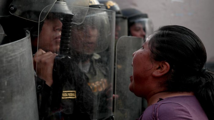 LIMA, PERU - JANUARY 19: A protestor shouts slogan during the demonstration, demanding the resignation of the Peruvian President, in Lima, Peru on January 19, 2023. (Photo by Klebher Vasquez/Anadolu Agency via Getty Images)