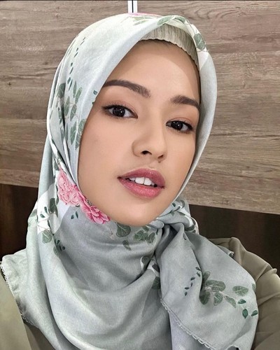 Pesona Susan Sameh pakai hijab bikin pangling.