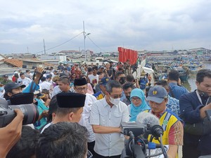 Pj Gubernur DKI Cek Tanggul di Kalibaru Jakut, Warga Berebut Minta Foto