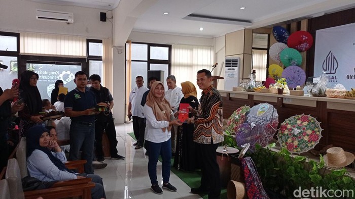 Pj Wali Kota Tasikmalaya Cheka Virgowansyah memberikan sertifikat halal kepada pelaku UKM makanan di Kota Tasikmalaya.