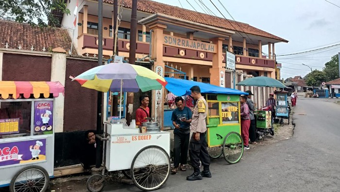 Polisi mendatangi sekolah-sekolah di Tasikmalaya untuk menghindari penjualan makanan berbahaya pada Jumat (20/1/2023).