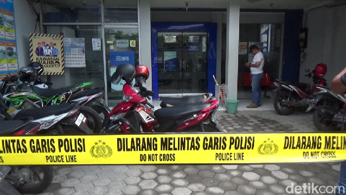 Polisi olah TKP bank di Lumajang yang dirampok