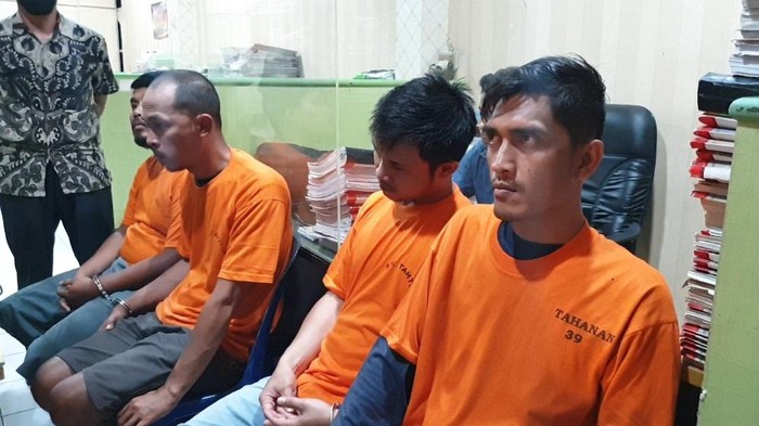 Empat pria yang diduga membuat STNK palsu di Medan. Foto: Goklas Wisely/detikSumut