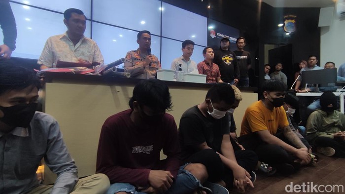 Polrestabes Semarang jumpa pers kasus pemotor bersajam serang warga, Jumat (20/1/2023).