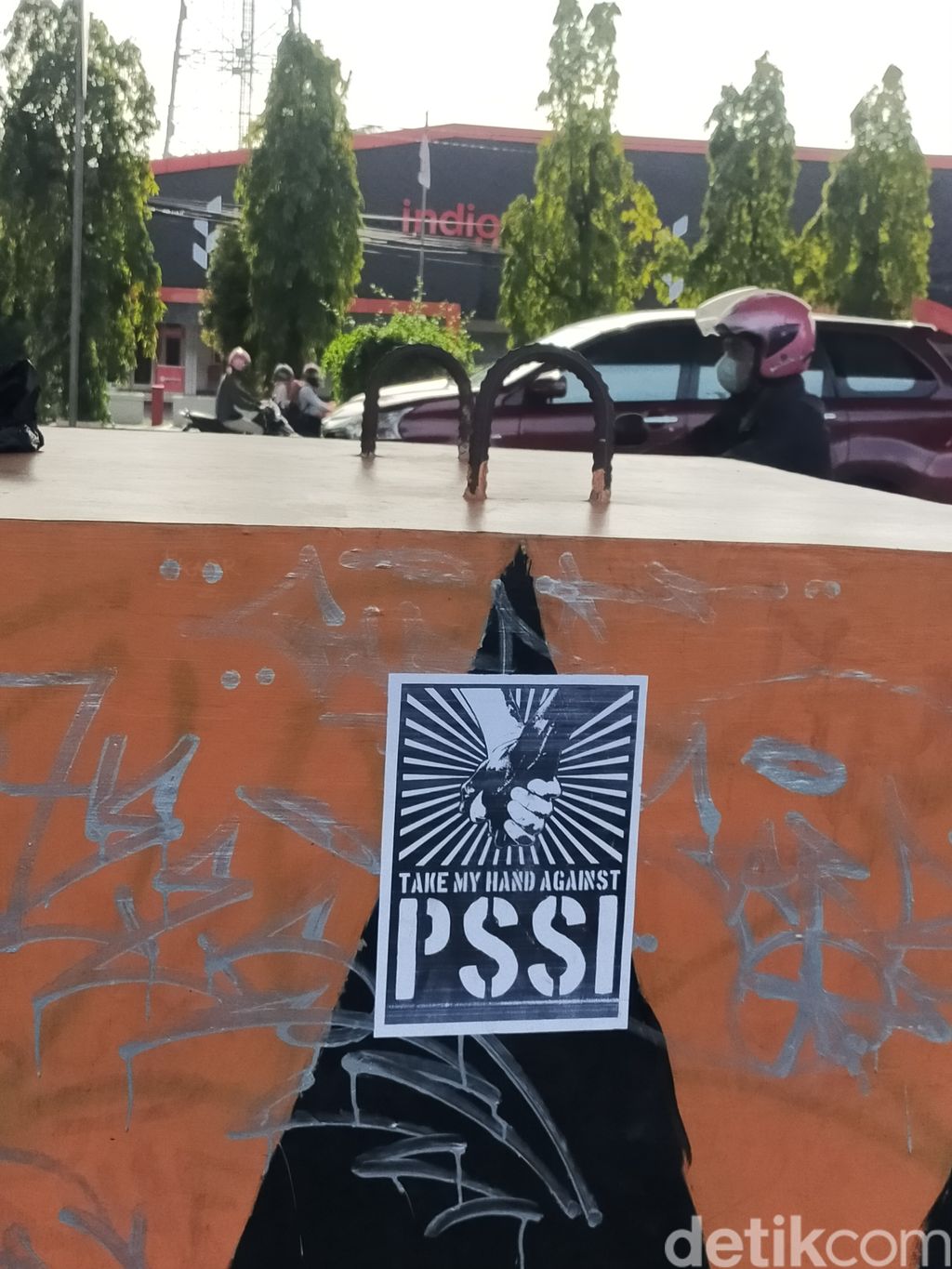 Poster 'Daur Ulang PSSI' bertebaran di pusat Kota Makassar.