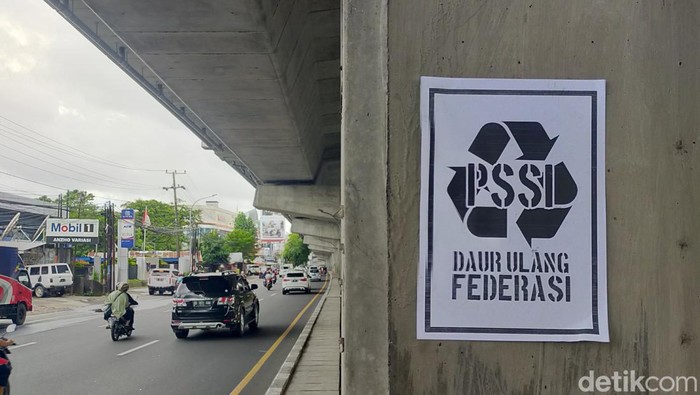 Poster Daur Ulang PSSI bertebaran di pusat Kota Makassar.