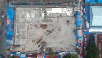 Foto udara pembongkaran bangunan Pasar Raya Fase VII di Padang, Sumatera Barat, Jumat (20/1/2023).