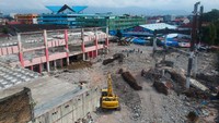 Bangunan lama Pasar Raya Fase VII itu dirobohkan karena akan dibangun kembali bangunan baru tiga lantai oleh pemerintah pusat senilai Rp127 milliar.