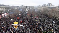 Demonstran berkumpul di Place de la Republique selama unjuk rasa di Paris. Serikat CGT Prancis juga mengancam akan memutus pasokan listrik untuk anggota parlemen dan pengusaha di tengah pemogokan nasional. Alain Jocard/AFP/Getty Images