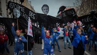 Para pengunjuk rasa berbaris melalui jalan-jalan di Paris sebagai bagian dari protes dan pemogokan nasional terhadap rencana reformasi Pensiun Presiden Macron dan kenaikan biaya hidup di Paris, Prancis, Kamis (19/1/2023). Getty Images/Kiran Ridley