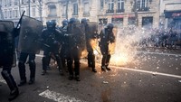 Polisi mengintervensi selama demonstrasi menentang reformasi pensiun di Paris. Julien Mattia/Anadolu Agency/Getty Images  