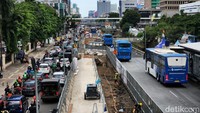 Kemacetan terjadi imbas proyek pembangunan MRT fase 2 di jalan tersebut.